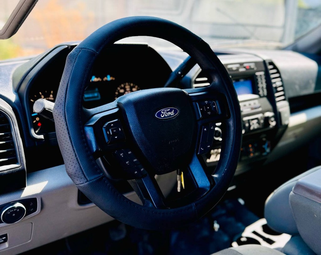 Ford F-150 Vehicle Full-screen Gallery Image 13