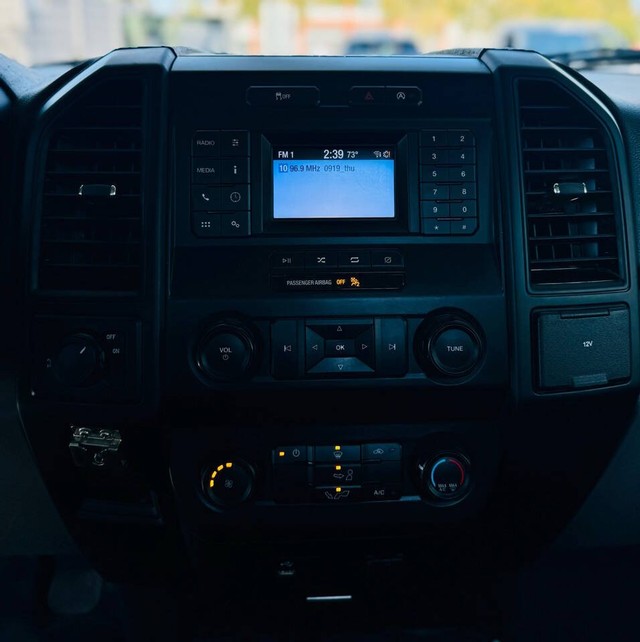 Ford F-150 Vehicle Full-screen Gallery Image 14