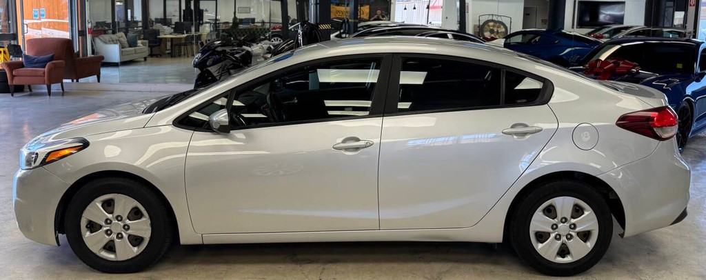 Kia Forte Vehicle Full-screen Gallery Image 04