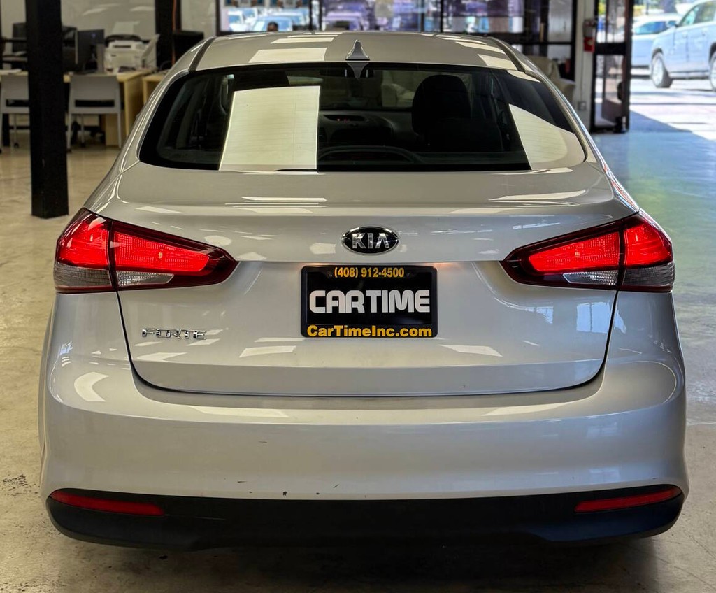 Kia Forte Vehicle Full-screen Gallery Image 09