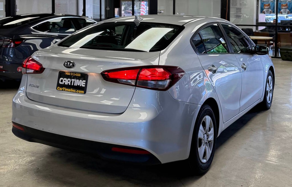 Kia Forte Vehicle Full-screen Gallery Image 10