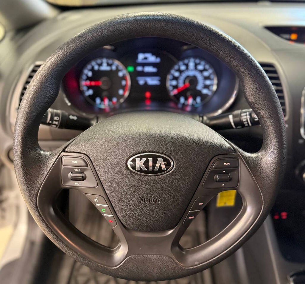 Kia Forte Vehicle Full-screen Gallery Image 13