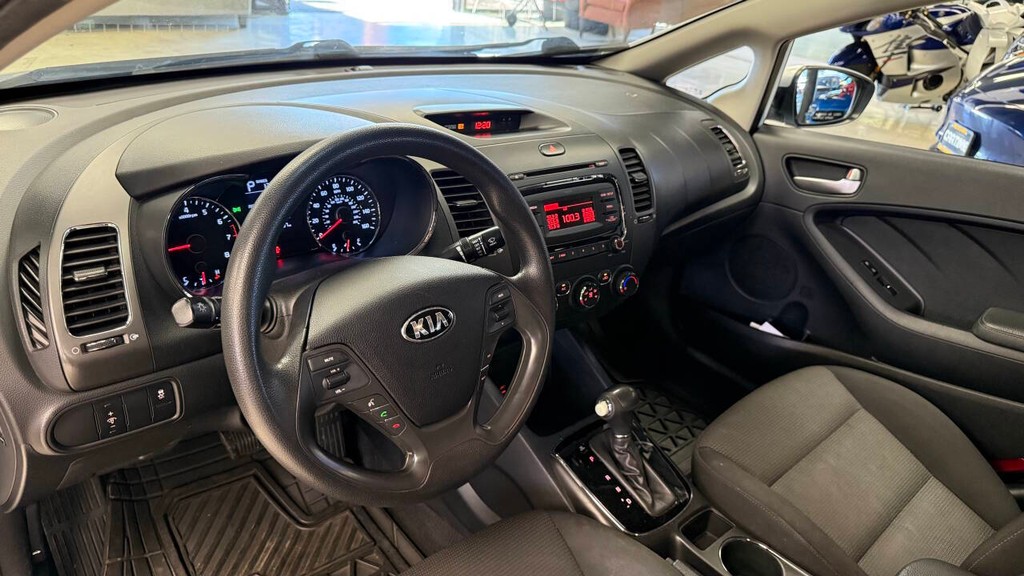 Kia Forte Vehicle Full-screen Gallery Image 14