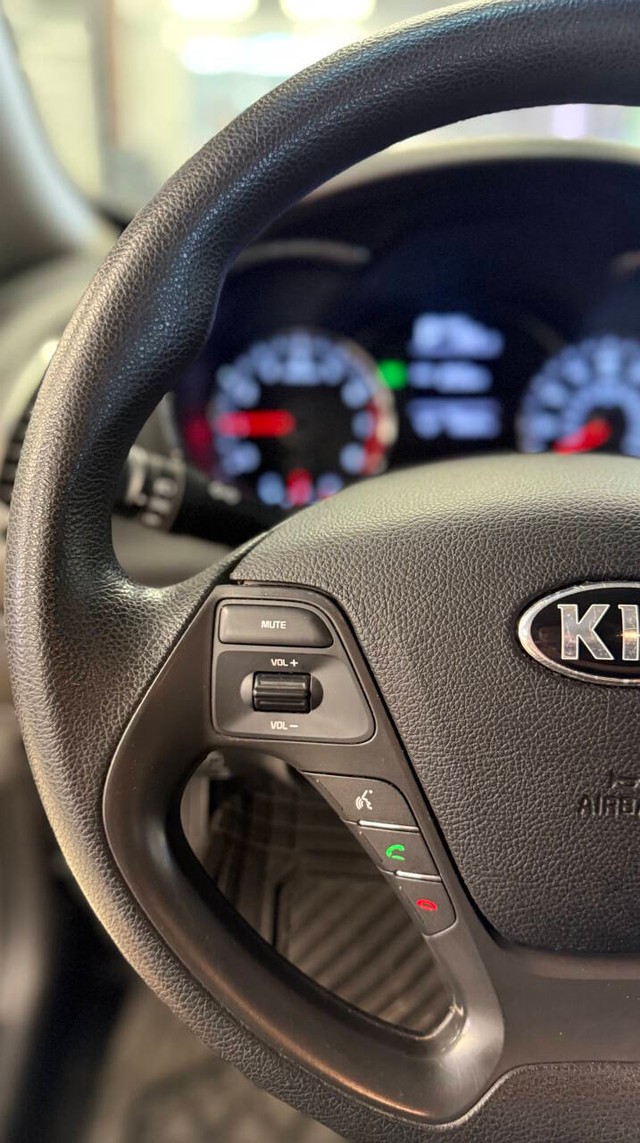 Kia Forte Vehicle Full-screen Gallery Image 11