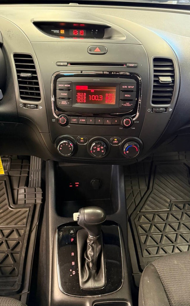 Kia Forte Vehicle Full-screen Gallery Image 12