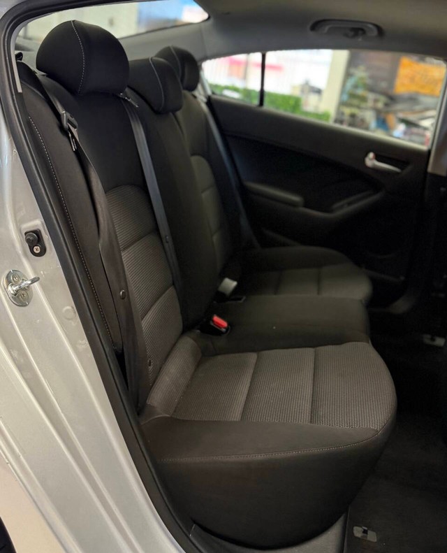 Kia Forte Vehicle Full-screen Gallery Image 17