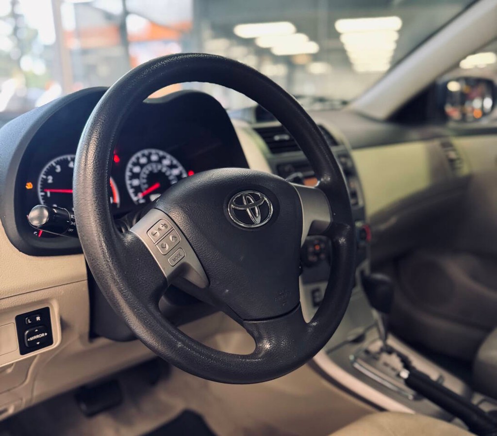 Toyota Corolla Vehicle Full-screen Gallery Image 08