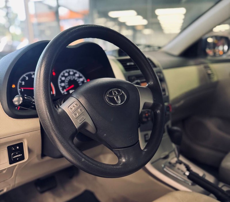 Toyota Corolla Vehicle Full-screen Gallery Image 10