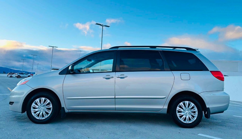 Toyota Sienna Vehicle Full-screen Gallery Image 02