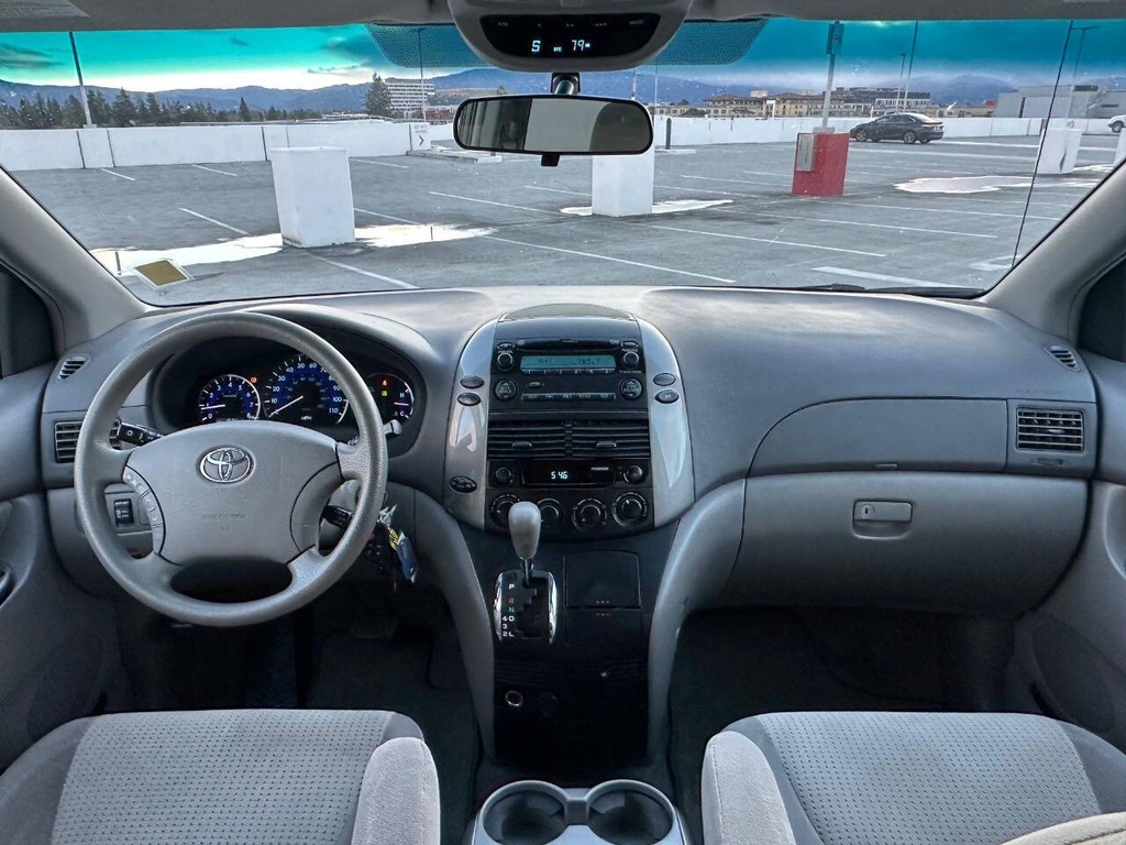 Toyota Sienna Vehicle Full-screen Gallery Image 08