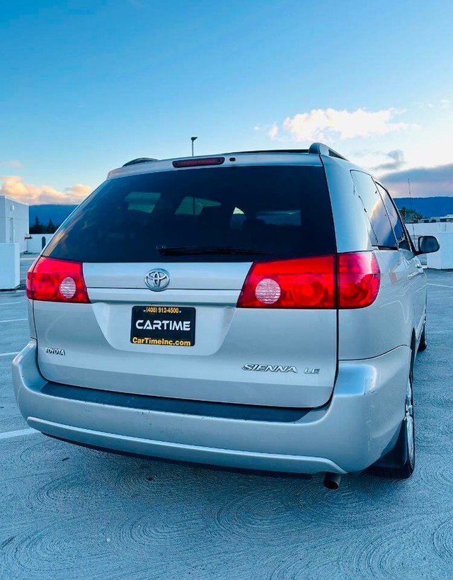 Toyota Sienna Vehicle Full-screen Gallery Image 03