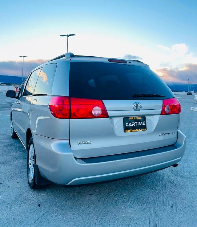 Toyota Sienna Vehicle Full-screen Gallery Image 05