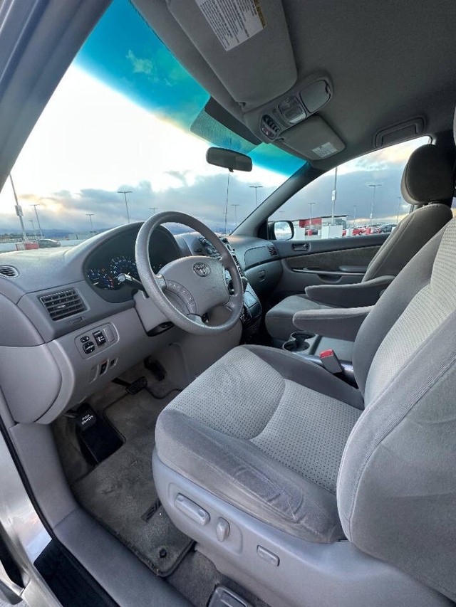 Toyota Sienna Vehicle Full-screen Gallery Image 12