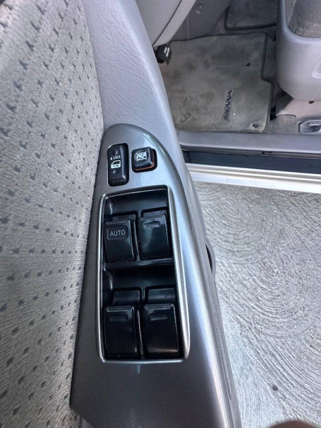 Toyota Sienna Vehicle Full-screen Gallery Image 17