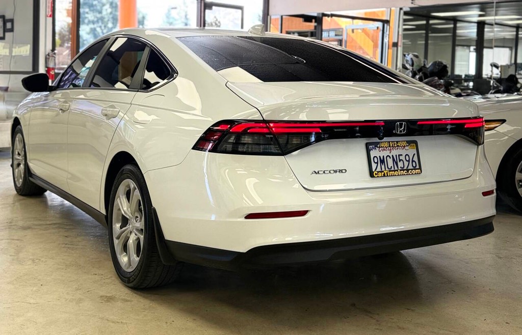 Honda Accord Sedan Vehicle Full-screen Gallery Image 03