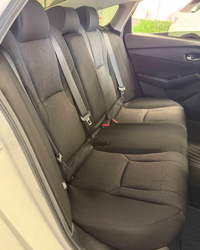 Honda Accord Sedan Vehicle Full-screen Gallery Image 11