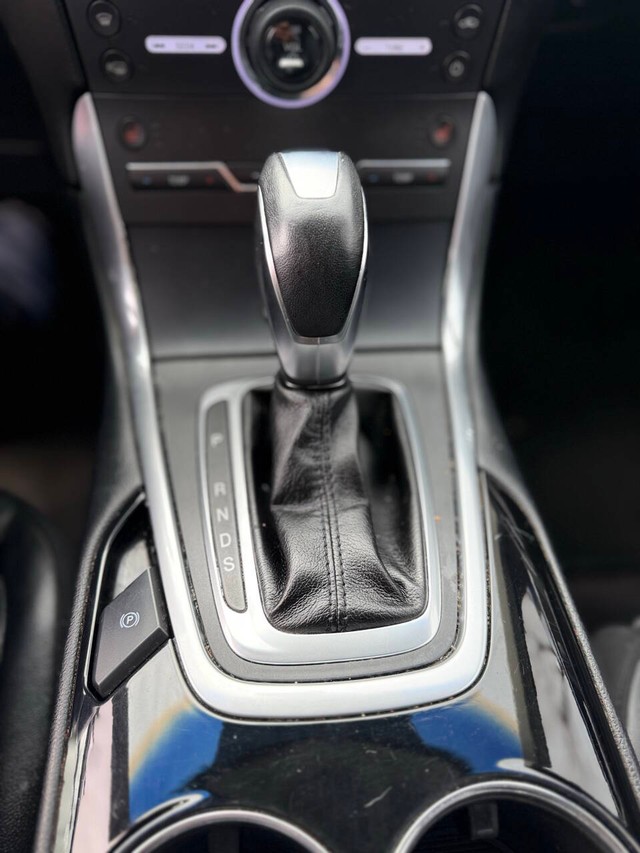 Ford Edge Vehicle Full-screen Gallery Image 10