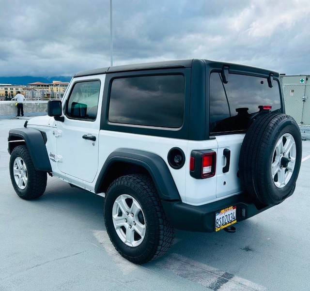 Jeep Wrangler Vehicle Full-screen Gallery Image 03