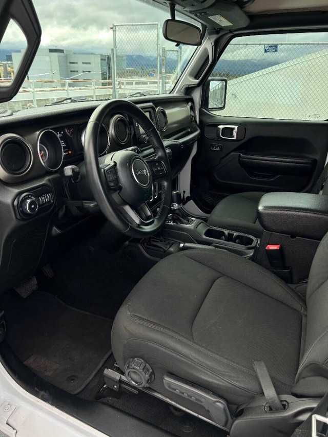 Jeep Wrangler Vehicle Full-screen Gallery Image 12