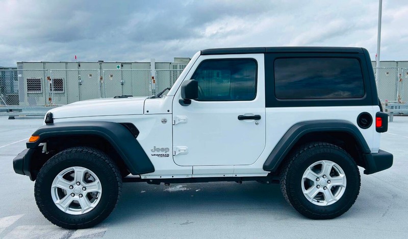 Jeep Wrangler Vehicle Full-screen Gallery Image 04