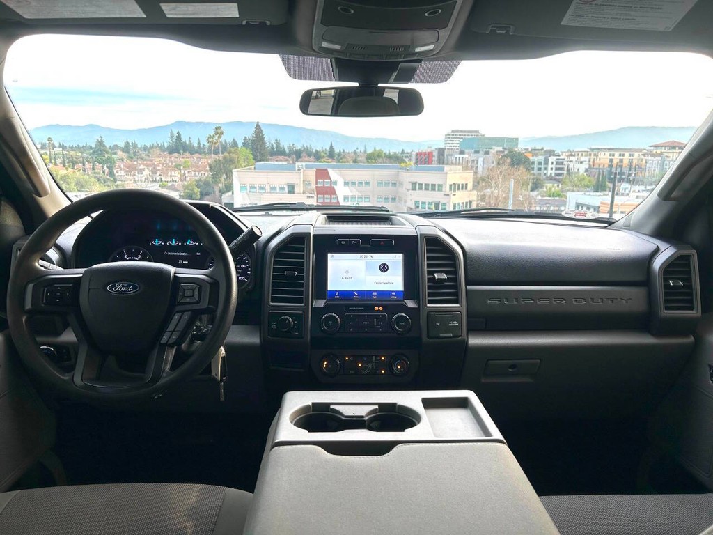 Ford Super Duty F-250 SRW Vehicle Full-screen Gallery Image 07