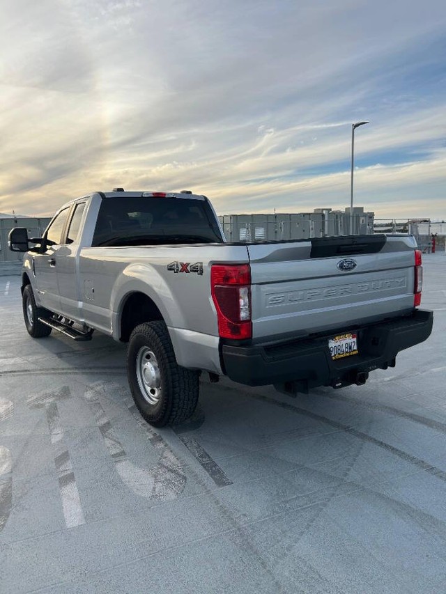 Ford Super Duty F-250 SRW Vehicle Full-screen Gallery Image 03