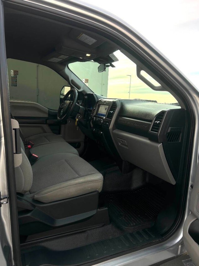 Ford Super Duty F-250 SRW Vehicle Full-screen Gallery Image 11