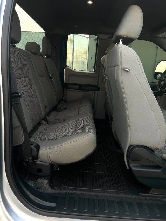 Ford Super Duty F-250 SRW Vehicle Full-screen Gallery Image 12