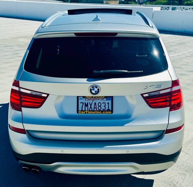 BMW X3 Vehicle Full-screen Gallery Image 06