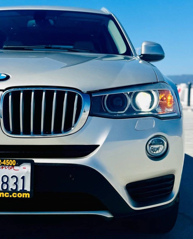 BMW X3 Vehicle Full-screen Gallery Image 17