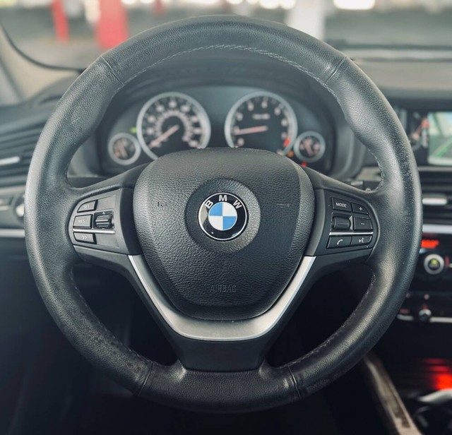 BMW X3 Vehicle Full-screen Gallery Image 18