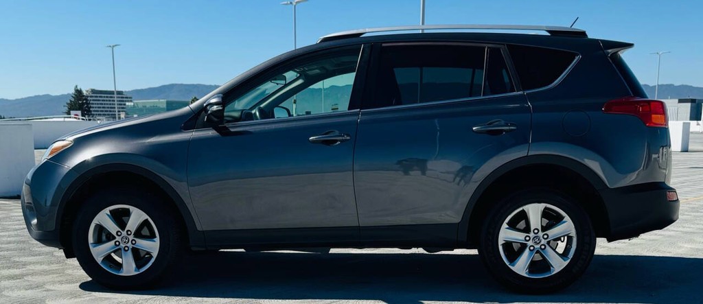 Toyota RAV4 Vehicle Full-screen Gallery Image 07