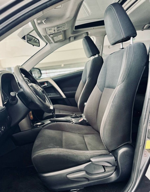 Toyota RAV4 Vehicle Full-screen Gallery Image 17