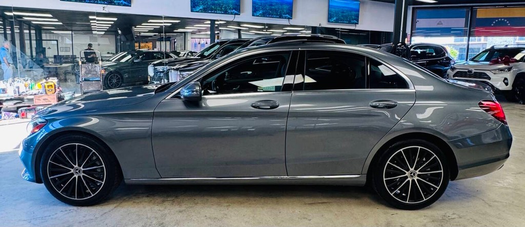 Mercedes-Benz C-Class Vehicle Full-screen Gallery Image 02