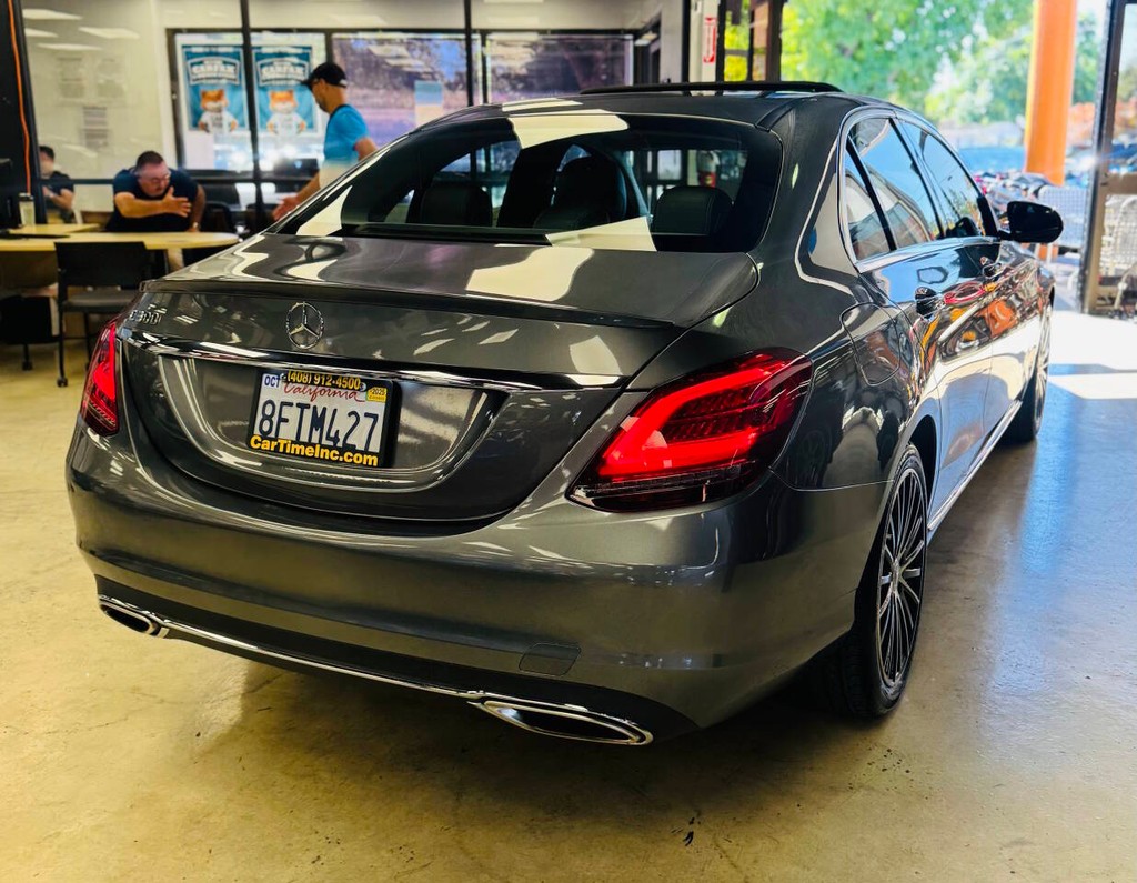 Mercedes-Benz C-Class Vehicle Full-screen Gallery Image 06