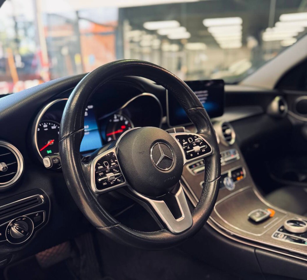 Mercedes-Benz C-Class Vehicle Full-screen Gallery Image 10