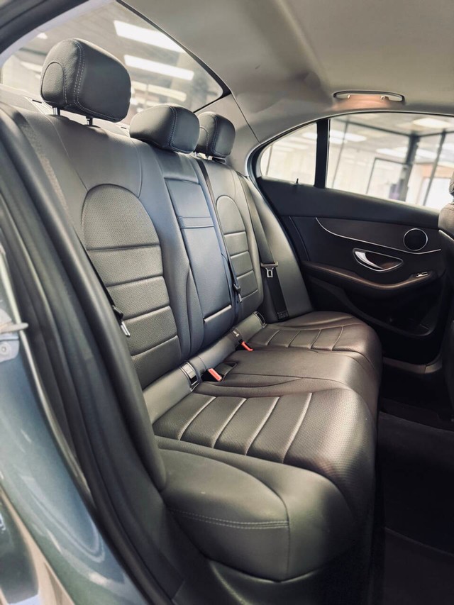 Mercedes-Benz C-Class Vehicle Full-screen Gallery Image 13