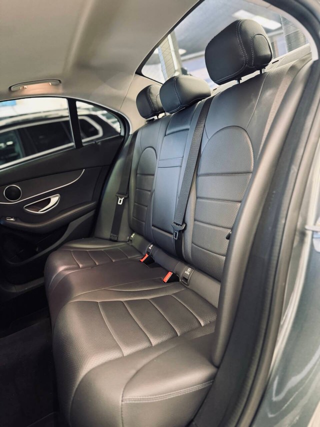 Mercedes-Benz C-Class Vehicle Full-screen Gallery Image 16