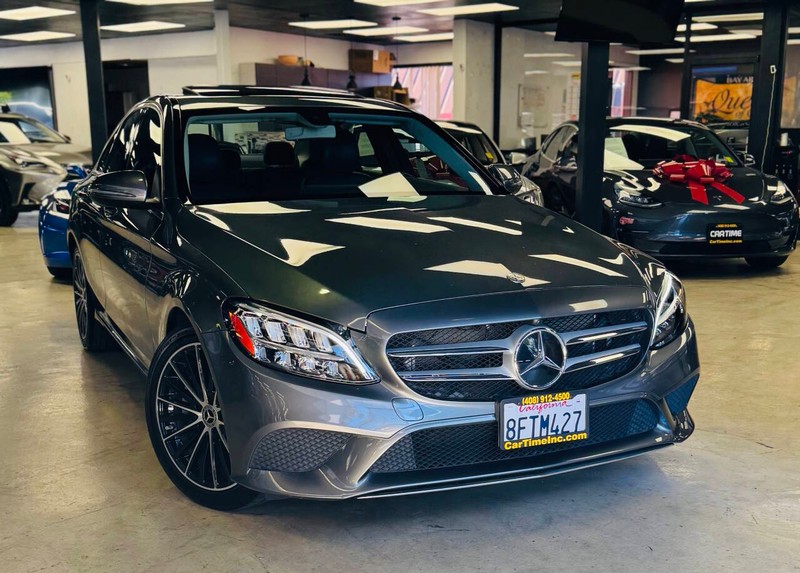 Mercedes-Benz C-Class Vehicle Full-screen Gallery Image 02