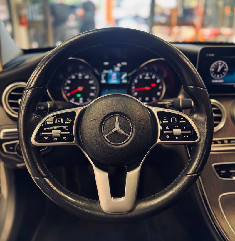 Mercedes-Benz C-Class Vehicle Full-screen Gallery Image 09