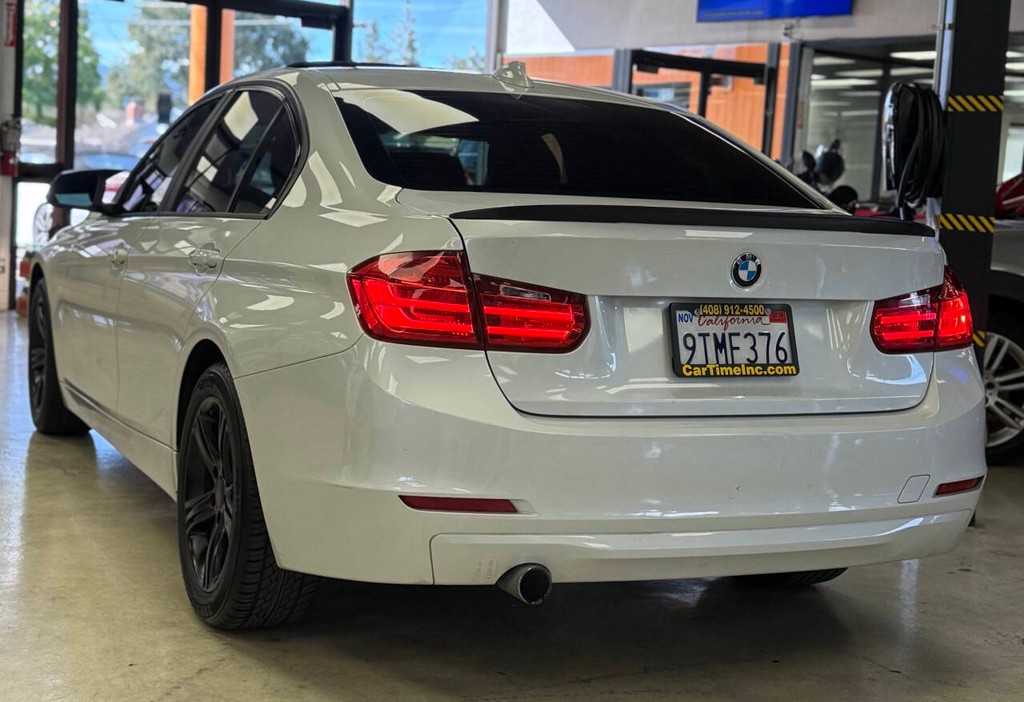 BMW 3 Series Vehicle Full-screen Gallery Image 02