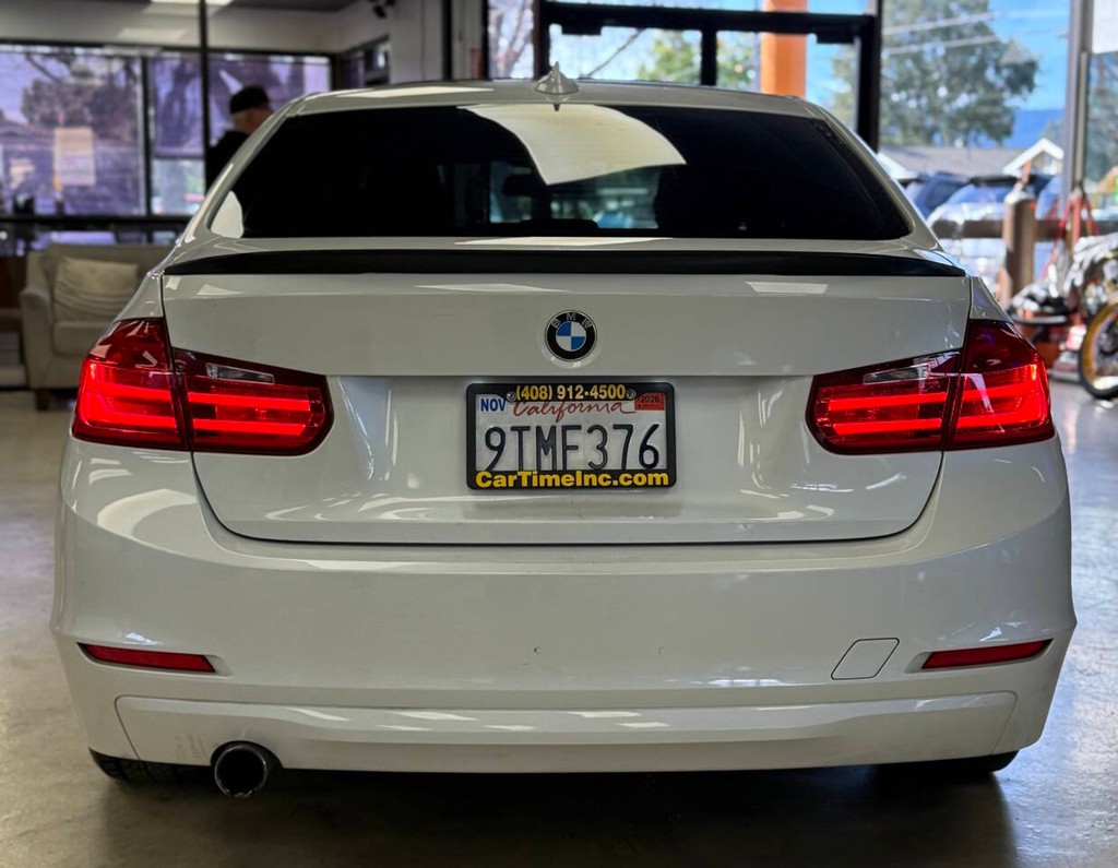 BMW 3 Series Vehicle Full-screen Gallery Image 03