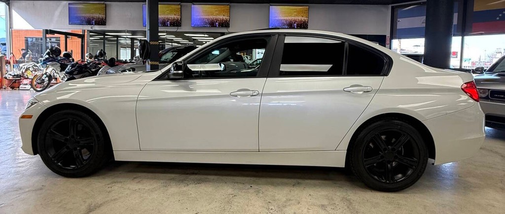 BMW 3 Series Vehicle Full-screen Gallery Image 05