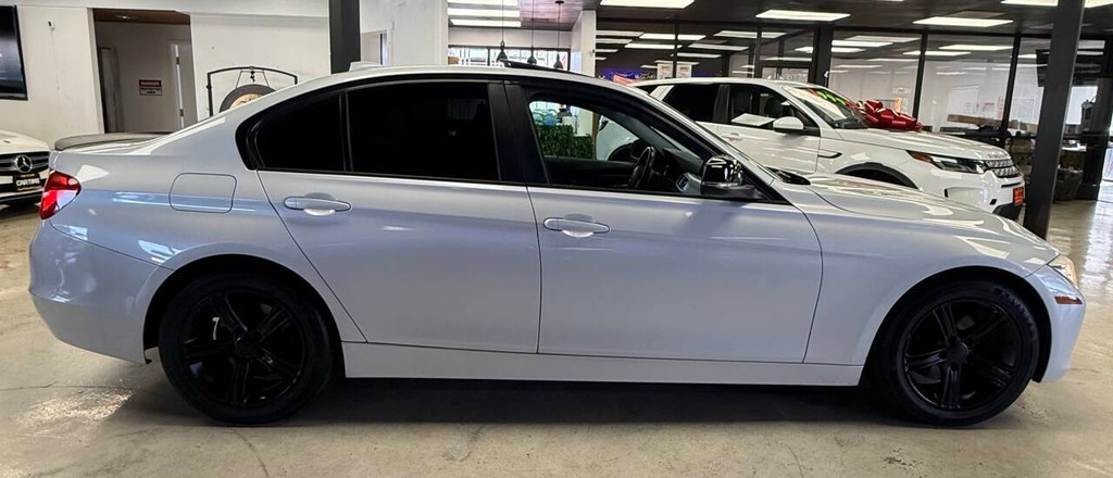 BMW 3 Series Vehicle Full-screen Gallery Image 08