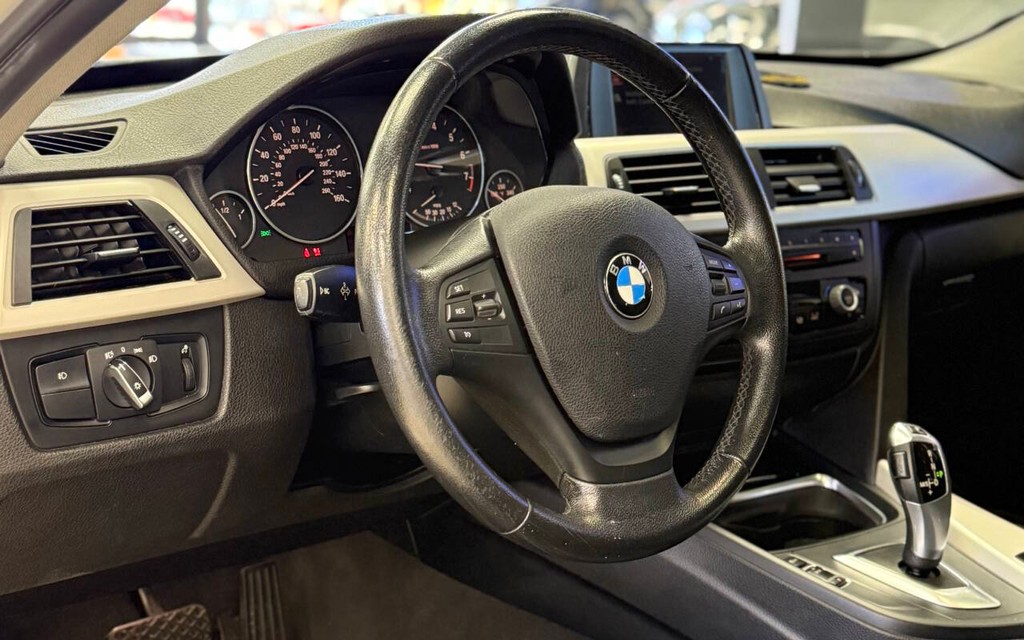 BMW 3 Series Vehicle Full-screen Gallery Image 09