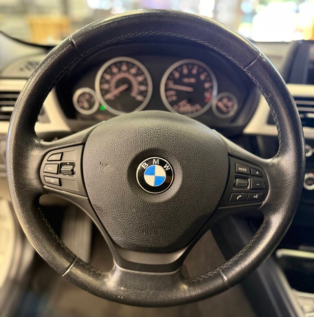 BMW 3 Series Vehicle Full-screen Gallery Image 08