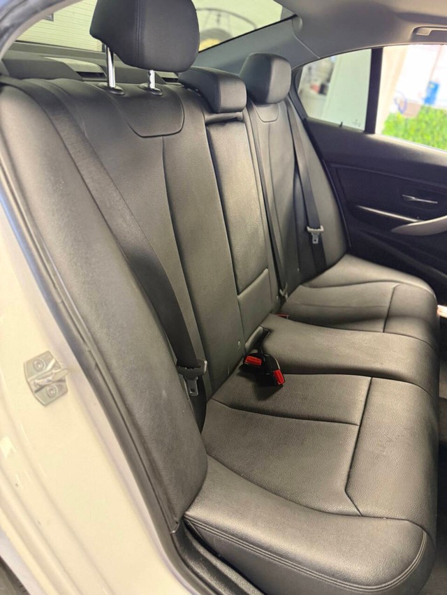 BMW 3 Series Vehicle Full-screen Gallery Image 15