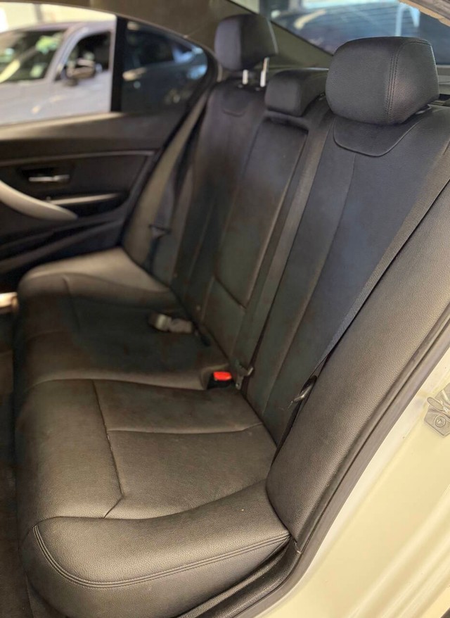 BMW 3 Series Vehicle Full-screen Gallery Image 16