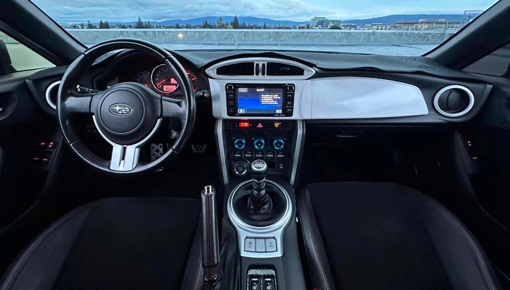 Subaru BRZ Vehicle Full-screen Gallery Image 09