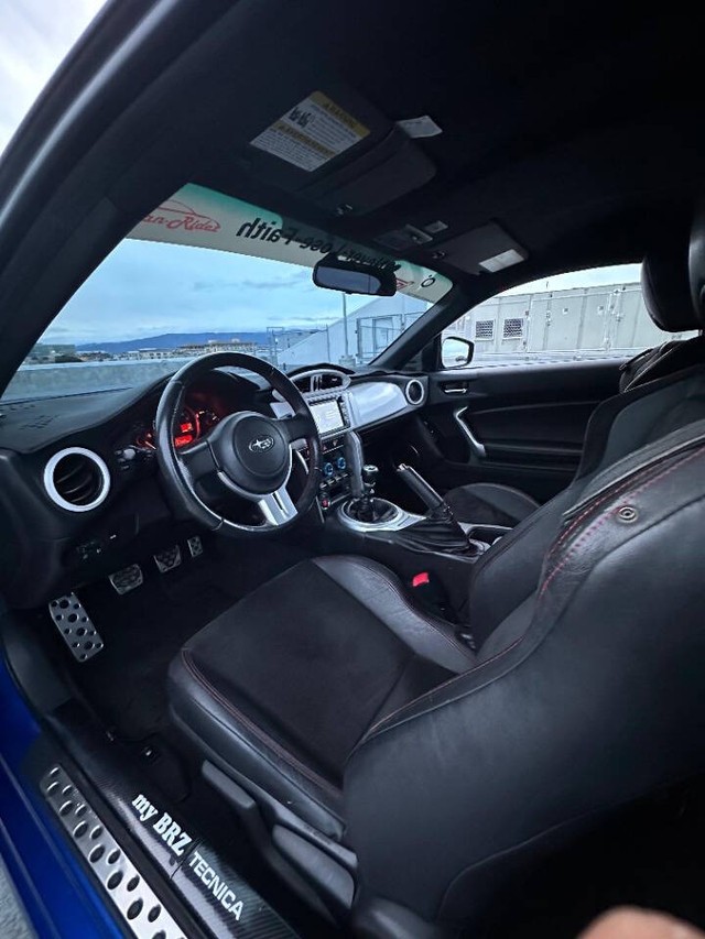 Subaru BRZ Vehicle Full-screen Gallery Image 12